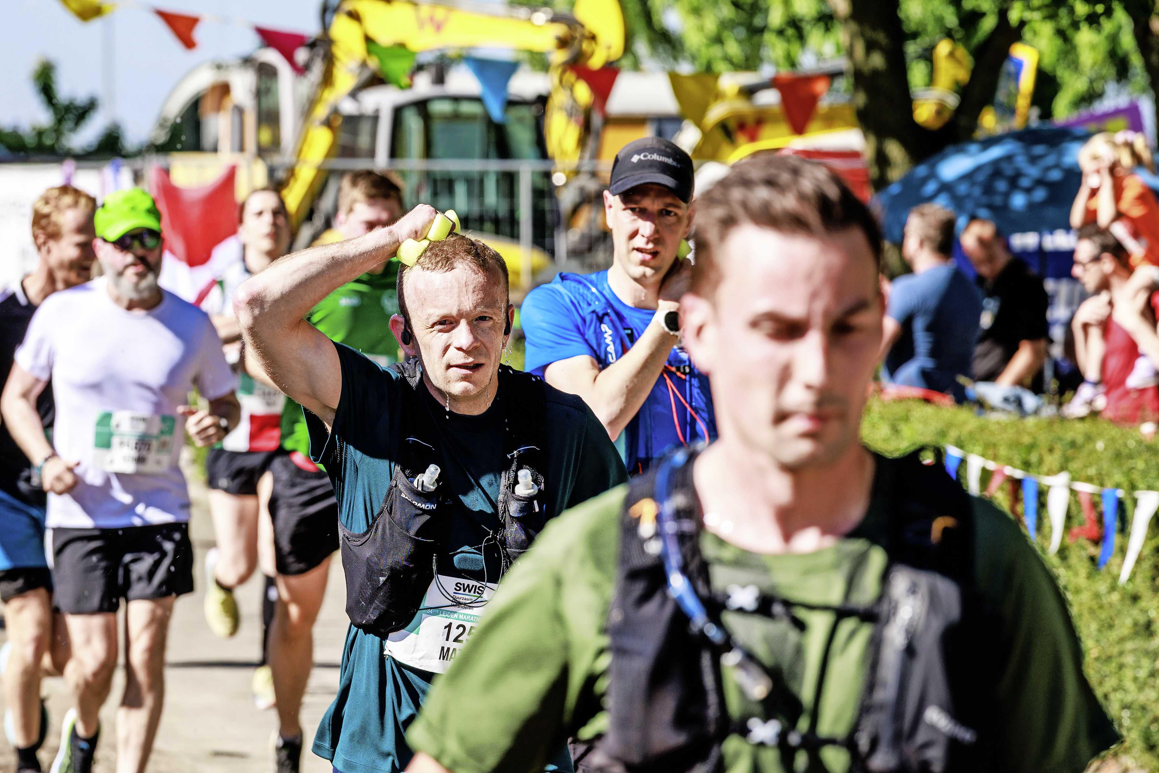 Hardlopen in de hitte, zo doe je dat verantwoord: ’Je hoopt dat lopers dit ook echt doen’
